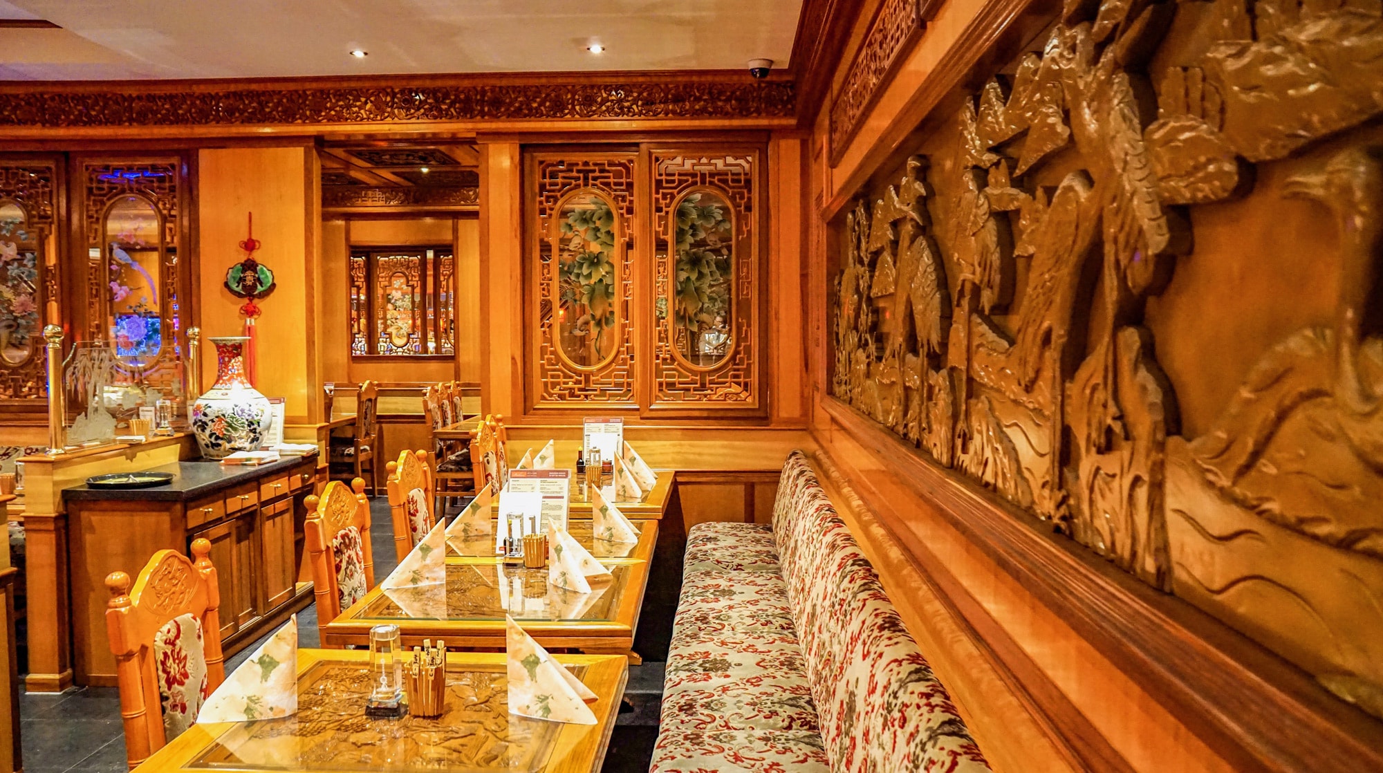 Eleganter Speisesaal mit Holzschnitzereien